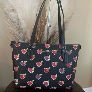Coach Gallery Tote shoulder Bag With Heart Bolt Print